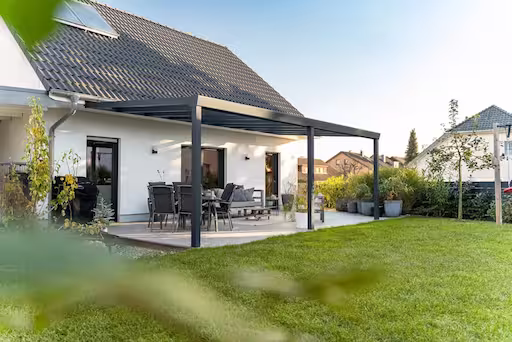 Elegante Terrassenüberdachung als Pultdach mit VSG-Sicherheitsglas und schlanken Profilen
